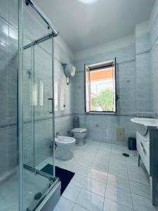 ein Bad mit einer Dusche, einem WC und einem Waschbecken in der Unterkunft B&B Villa D'Errico in Casapulla