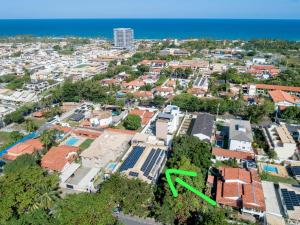 uma vista aérea de uma cidade com um x verde em Pousada Maristella em Salvador