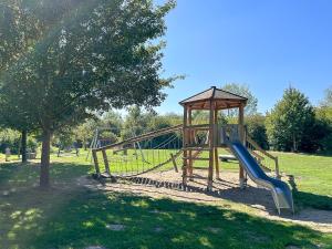 Ein Kinderspielbereich in der Unterkunft Urlauberdorf Haus 31d