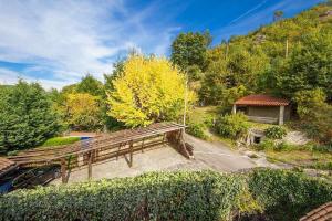 widok na drewnianą ławkę w parku w obiekcie Cas do Mestre Casa rural con Encanto w mieście Pontevedra