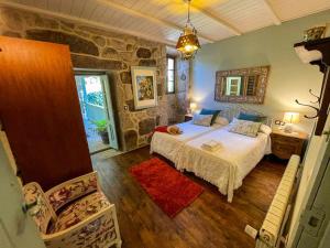 Łóżko lub łóżka w pokoju w obiekcie Cas do Mestre Casa rural con Encanto