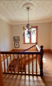 um quarto com uma escada com um lustre em Marquard Guesthouse em Marquard