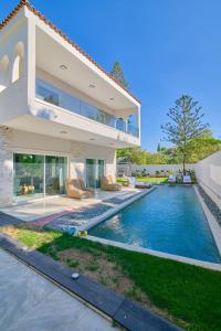 Bazén v ubytovaní Luxury Villa with Pool, BBQ & Garden in Vouliagmeni alebo v jeho blízkosti