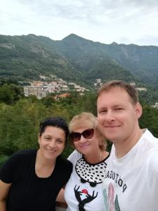 Drei Personen posieren für ein Bild mit Bergen im Hintergrund in der Unterkunft Hotel affittacamere novella in Tramonti