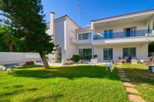 Vonkajšia záhrada v ubytovaní Luxury Villa with Pool, BBQ & Garden in Vouliagmeni