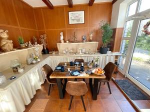 een eetkamer met een tafel en stoelen bij Hotel Nordlicht in Schwerin