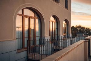 a building with arches and windows on a balcony at Hotel Cándido in Segovia