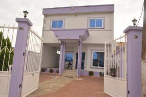 a house with a purple and white house at Polgaro duplex luxueux in Douala