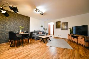 a living room with a couch and a table at Exklusives-City-Apartment mit gratis Tiefgarage, Balkon, Waschtrockner, Netflix in Cottbus
