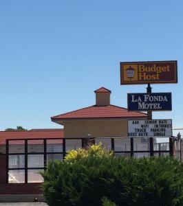 un edificio con un cartel para un motel en Budget Inn Lafonda Motel en Liberal