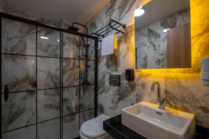 bagno con lavandino e doccia di HOPEFULL HOTEL a Istanbul