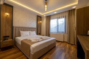 1 dormitorio con cama y ventana grande en HOPEFULL HOTEL en Estambul