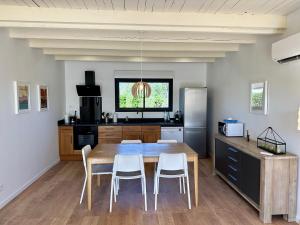 La Halte Occitane - Classé 3 étoiles - Pour 6 personnes, 3 chambres, parking, terrasse, tout inclus的厨房或小厨房