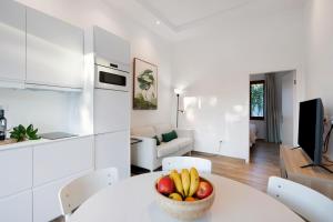 uma cozinha e sala de estar com uma taça de fruta sobre uma mesa em Casa Camino La Estrella B em Breña Alta