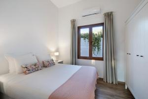um quarto branco com uma cama grande e uma janela em Casa Camino La Estrella B em Breña Alta
