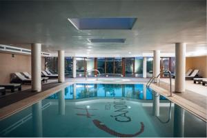 Bazén v ubytování Hotel Cándido nebo v jeho okolí
