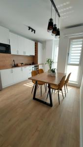 Ett kök eller pentry på Oak Apartment lovely one bedroom apartment at Columna Residence near Vivo mall
