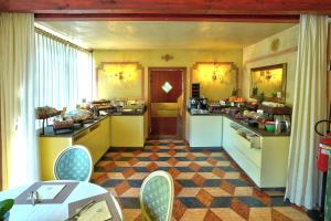 eine große Küche mit einem Tisch und Stühlen in der Unterkunft Hotel Villa Braida in Mogliano Veneto