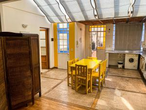 cocina con mesa amarilla y sillas amarillas en Rincón Histórico San Telmo, en Buenos Aires 58 fotos más