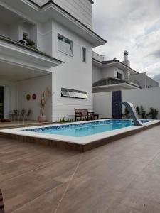 una piscina en el patio trasero de una casa en Casa com piscina na Praia dos Ingleses em Florianopolis - 5 dormitórios, en Florianópolis