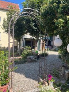 un cenador en un jardín con flores y plantas en SousmonToi, en Illkirch-Graffenstaden