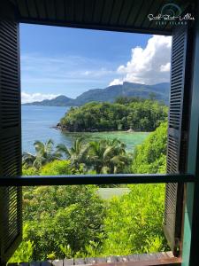 uma vista para o oceano a partir de uma janela em South Point Villas Cerf Island em Cerf Island