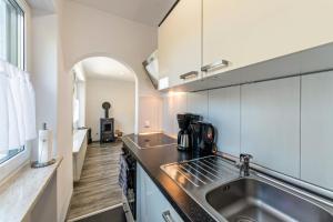 uma cozinha com um lavatório e uma bancada em Ferienwohnung Burmeister em Nittenau