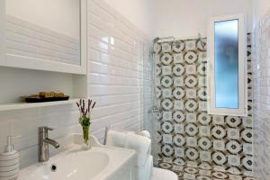 une salle de bain blanche avec un lavabo et une douche dans l'établissement Casa Camino La Estrella, à Breña Alta 15 autres photos