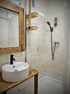 un bagno con lavandino e vasca da bagno di Appartement entier, climatisé, vue mer ad Ajaccio