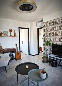 un soggiorno con un tavolo e un pianoforte di Appartement entier, climatisé, vue mer ad Ajaccio Altre 8 foto