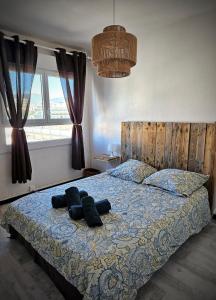 una camera da letto con un letto con due asciugamani sopra di Appartement entier, climatisé, vue mer ad Ajaccio