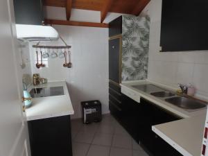 Nhà bếp/bếp nhỏ tại Welschwood Holiday Retreat with Sauna +24 ảnh