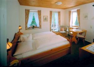 Giường trong phòng chung tại Landhotel Herzogstand Garni