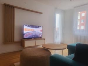 - un salon avec une télévision et une table dans l'établissement SET apartment, à Sarajevo