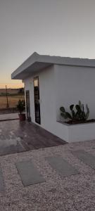 a white building with a potted plant in front of it at Fioccohause in Besanigo