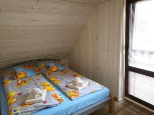 Chata Hriňová tesisinde bir odada yatak veya yataklar