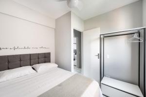 een slaapkamer met een bed met een bord aan de muur bij Apartamento Em Santo André 3 Quartos e Garagem | Camilópolis in Santo André