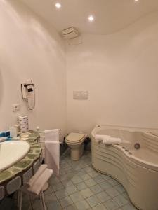 La salle de bains est pourvue d'une baignoire, de toilettes et d'un lavabo. dans l'établissement HOLIDAY double, à Praiano