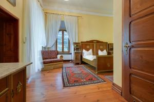 um quarto com um quarto com uma cama e uma janela em Palace Popowo Stare em Stare Popowo