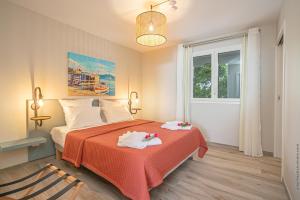 um quarto com uma cama com duas toalhas em Kaouanne em Les Trois-Îlets
