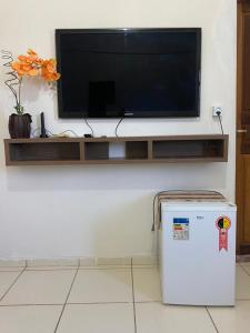 TV a schermo piatto a parete con un piccolo frigorifero di João eudes Rodrigues de Souza a Marabá