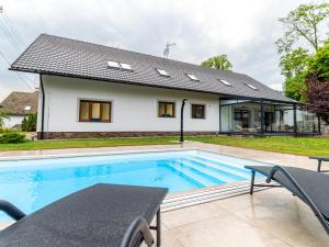 Bazén v ubytování Villa u zámku Sobotín nebo v jeho okolí