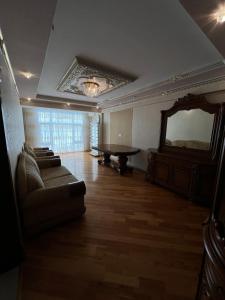 sala de estar con mesa de billar y espejo en Genclik, en Baku