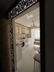 una cocina con una puerta que da a una cocina con fogones en Genclik, en Baku