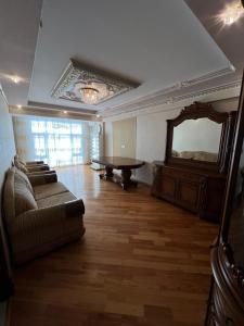 sala de estar con sofá y espejo en Genclik, en Baku