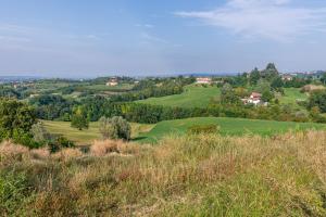 vistas al campo desde la cima de una colina en Casa dei Giardini B&B en Mondovì