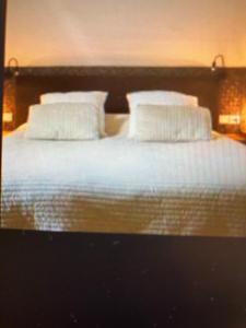 2 Betten mit weißen Kissen im Schlafzimmer in der Unterkunft Domburg Holiday Resort in Domburg