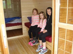 Keluarga yang menginap di Vinland Camping Pods