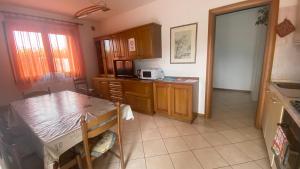 a kitchen with a table and a microwave at La Casa di M : D M. in Breda di Piave