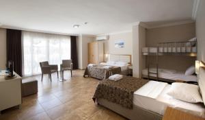 เตียงในห้องที่ Bitez Risa Hotel